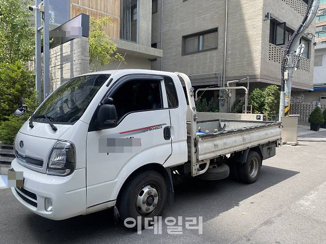한 화물 차량이 지난 5일 서울 성동구 성수동의 한 카페 입구를 막고 있다. (사진=박동현 수습기자)