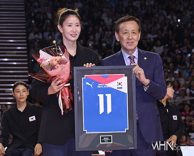 전 한국 여자배구 대표팀 김수지가 꽃다발과 공로패를 받고있다