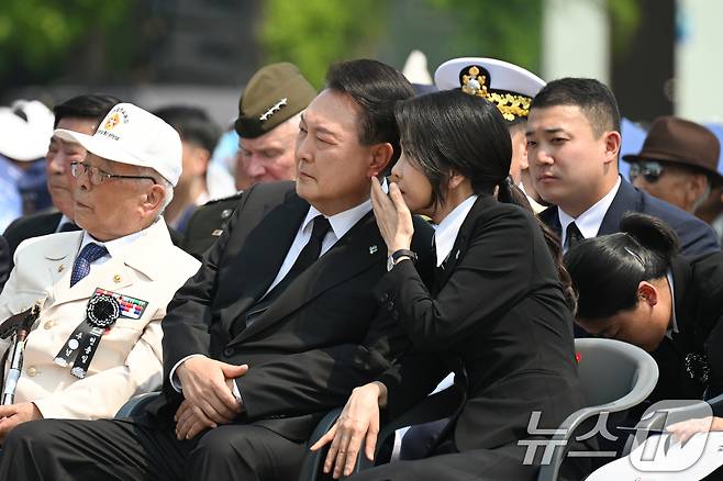 윤석열 대통령과 김건희 여사가 6일 서울 동작구 국립서울현충원에서 열린 제69회 현충일 추념식에서 대화를 하고 있다. (대통령실 제공) 2024.6.6/뉴스1 ⓒ News1 송원영 기자