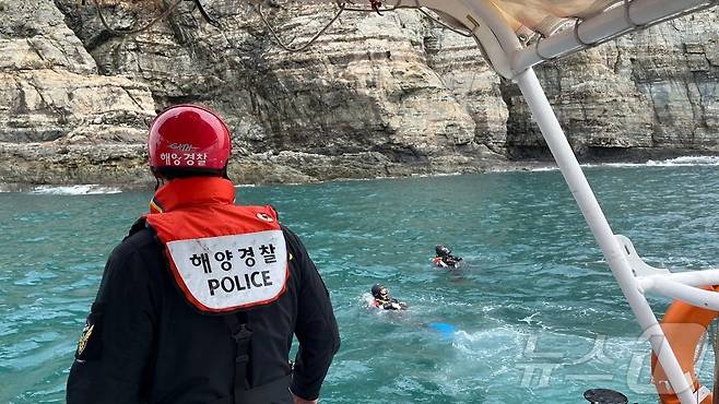 9일 경남 통영시 외부지도 갯바위에서 실종된 낚시객 수색이 계속되고 있다.(통영해경 제공)