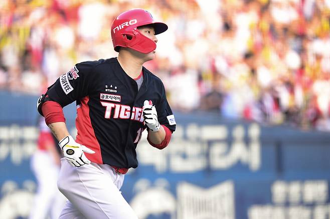 KIA 최원준이 9일 잠실구장에서 열린 2024 KBO리그 두산전에서 5회초 우월 3점포를 터뜨린 후 베이스를 돌고 있다. 사진 | KIA 타이거즈