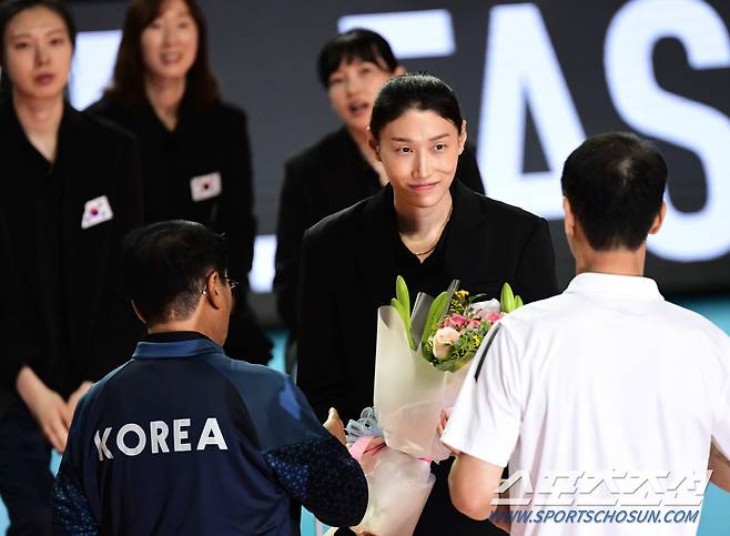 8일 서울 잠실실내체육관에서 김연경 국가대표 은퇴식이 열렸다. 김형실, 이정철 감독에게 꽃다발을 건네받고 있는 김연경. 잠실=송정헌 기자songs@sportschosun.com/2024.06.08/