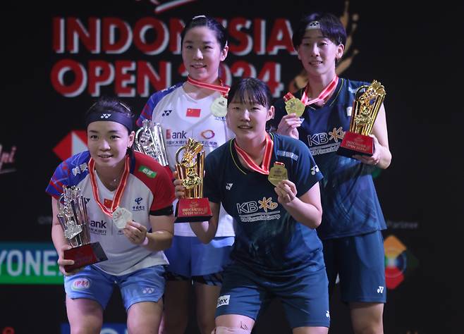 epa11398926 Baek Ha Na (2-R) and Lee So Hee (R) of South Korea pose with Chen Qing Chen (L)  and Jia Yi Fan (2-L) of China after the women's doubles final match at the Kapal Api Badminton Indonesia Open in Jakarta, Indonesia, 09 June 2024.  EPA/ADI WEDA<저작권자(c) 연합뉴스, 무단 전재-재배포, AI 학습 및 활용 금지>