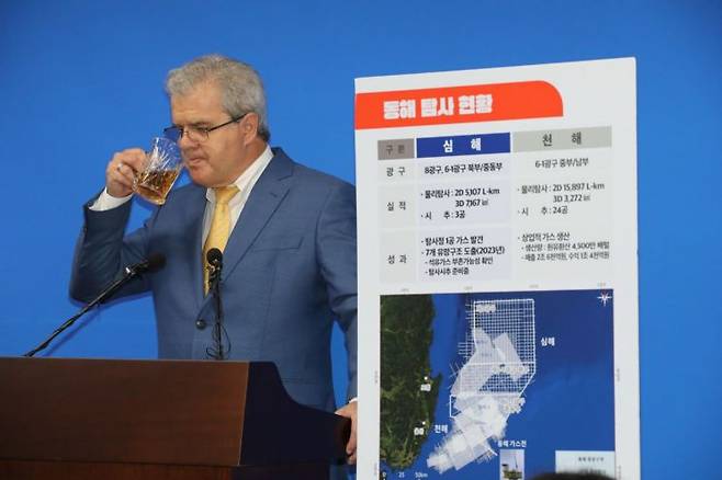 경북 포항 영일만 일대에 최대 140억배럴 규모의 석유·가스가 매장돼 있을 가능성이 있다고 분석한 미국 액트지오(Act-Geo)의 비토르 아브레우 대표가 지난 7일 오전 정부세종청사 산업통상자원부 기자실에서 동해 심해 가스전 개발과 관련한 브리핑을 하며 물을 마시고 있다. [이미지출처=연합뉴스]