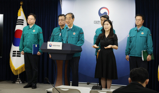 한덕수 국무총리가 9일 서울 종로구 정부서울청사에서 최상목 경제부총리 겸 기획재정부 장관, 이주호 사회부총리 겸 교육부 장관, 조규홍 보건복지부 장관, 방기선 국무조정실장과 의료개혁 관련 브리핑을 하고 있다. 연합뉴스