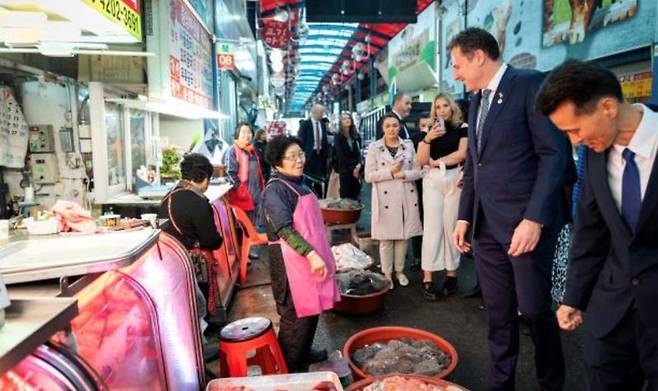 2023년 10월 아일랜드 정부 무역사절단으로 축산시장에 방문한 맥코날로그 장관 /사진=아일랜드 농식품해양부