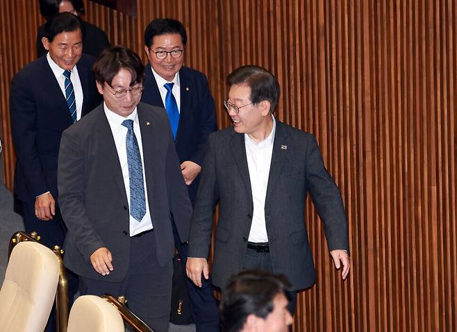 6월5일 오후 서울 국회에서 열린 제22대 국회 첫 본회의가 산회하자, 더불어민주당 이재명 대표를 비롯한 의원들이 대화하며 퇴장하고 있다. 연합뉴스