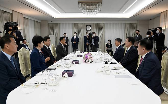 윤석열 대통령이 2022년 8월19일 용산 대통령실에서 김진표 국회의장을 비롯한 21대 국회 후반기 국회의장단을 초청해 만찬을 하기 전 인사말을 하고 있다. 대통령실사진기자단