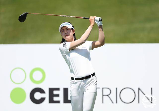 박민지가 9일 강원 양양 설해원 더레전드코스에서 열린 KLPGA 투어 셀트리온 퀸즈 마스터즈 3라운드 3번 홀에서 티샷을 하고 있다. 대회 내내 선두를 놓치지 않고 우승한 박민지는 사상 첫 단일 대회 4연패 대기록을 달성했다. KLPGA 제공