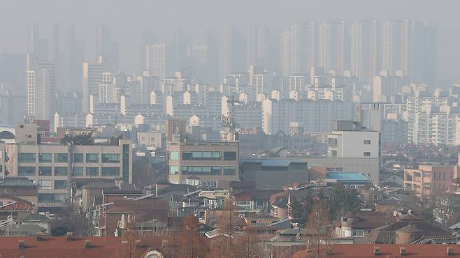 경기도 고양시 일산 일대에서 1기 신도시 건축물이 킨텍스 인근에 최근 들어선 건축물(상단부)과 높이 차이가 나는 모습 [자료사진]