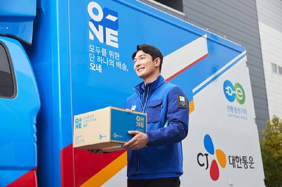 CJ대한통운 택배기사가 택배를 배송하고 있다. [사진=CJ대한통운]