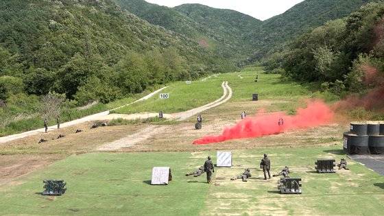 37사단 조우전 전투사격 훈련 중 근접전투 사격소부대 전술훈련 종합사격에서 기동을 은폐하기 위해 연막탄을 던졌다. 영상캡처