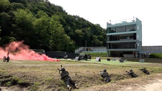 37사단 조우전 전투사격 훈련에서 1개조가 다른 조의 기동을 엄호하고 있다. 영상캡처