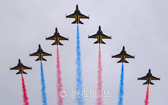 ▲ 8일 춘천 삼천동 수변공원 일원에서 열린 제74주년 춘천지구전투 전승행사에서 공군 특수비행팀 블랙이글스가 화려한 에어쇼를 선보이고 있다. 유희태