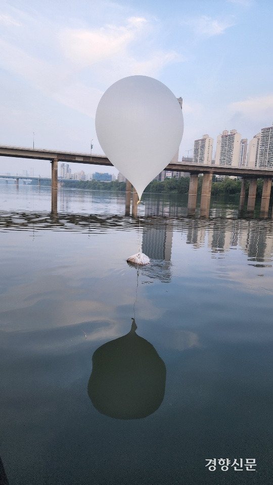 8일부터 9일사이 서울 잠실대교 인근에서 발견된 북한의 대남 오물풍선과 낙하물. 2024.06.09 합참 제공