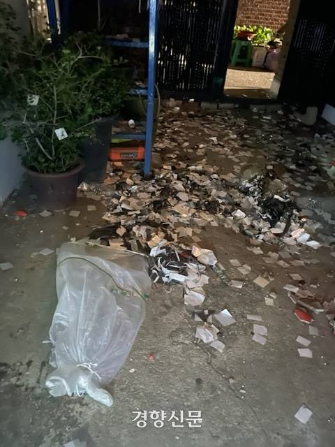 지난달 29일 북한이 날려 보낸 것으로 보이는 풍선 90여개가 전국 곳곳에서 발견됐다. 사진은 서울지역에서 발견된 북한 대남풍선 내용물로, 오물, 쓰레기 등. 합동참모본부 제공