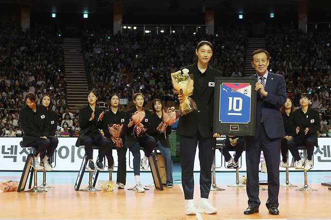 김연경이 지난 8일 서울 송파구 잠실 실내체육관에서 열린 국가대표 은퇴식에서 등번호 ‘10번’을 담아 만든 기념액자를 받고 있다. 연합뉴스