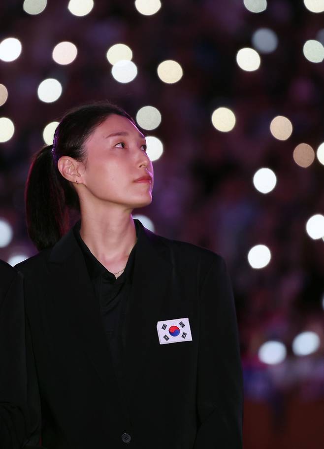 행복했던 날들이었다 김연경이 지난 8일 잠실 실내체육관에서 열린 국가대표 은퇴식에서 헌정 영상을 보며 생각에 잠겨 있다. 연합뉴스