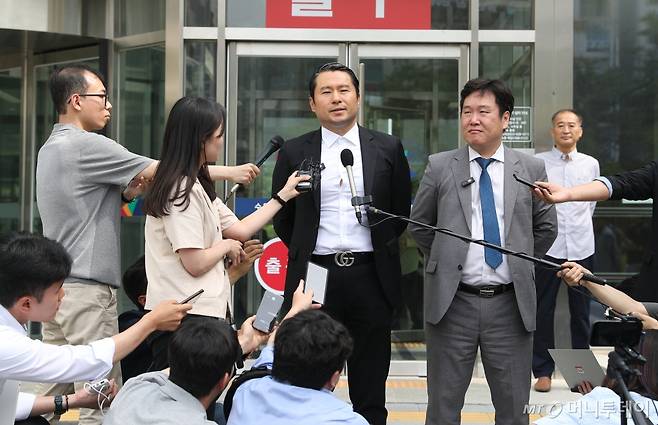 (수원=뉴스1) 김영운 기자 = '쌍방울 대북송금 의혹'으로 재판에 넘겨진 이화영 전 경기도 평화부지사에 대한 1심 선고 공판이 열린 7일 오후 경기 수원시 영통구 수원지방법원 앞에서 이 전 부지사 측 김현철 변호사가 기자회견을 하고 있다.  이날 법원은 이 전 부지사의 △외국환거래법 위반(대북송금) △특정범죄가중처벌등에관한법률상 뇌물 △정치자금법 위반 △증거인멸교사 등 혐의 선고 공판을 열어 이 전 부지사에게 징역 9년 6개월을 선고했다. 2024.6.7/뉴스1  Copyright (C) 뉴스1. All rights rese /사진=(수원=뉴스1) 김영운 기자