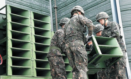 2018년 5월 육군 9사단 교하중대 장병들이 경기도 파주시 민간인 통제구역 내 설치된 고정형 대북 확성기를 철거하고 있다. 사진공동취재단 연합뉴스