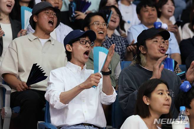 [서울=뉴시스] 황준선 기자 = 방송인 유재석과 이광수, 나영석 PD가 8일 오후 서울 송파구 잠실실내경기장에서 열린 김연경 국가대표 은퇴경기 팀 대한민국과 팀 코리아의 경기를 관람하고 있다. 2024.06.08. hwang@newsis.com