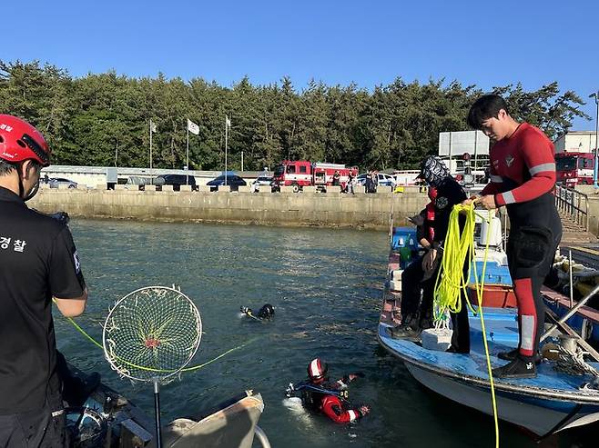 [목포=뉴시스] 9일 오후 전남 무안군 홀통선착장에서 차량이 바다로 추락해 해경이 구조작업을 실시하고 있다. (사진=목포해경 제공) 2024.06.09. photo@newsis.com *재판매 및 DB 금지