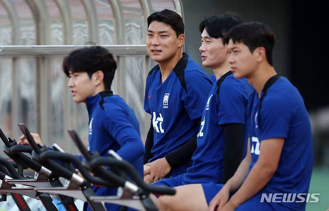 [고양=뉴시스] 홍효식 기자 = 대한민국 축구대표팀 이강인(왼쪽부터), 주민규, 엄원상, 황재원이  9일 오후 경기도 고양시 고양종합운동장에서 훈련하고 있다. 대표팀은 오는 11일 중국과 2026 국제축구연맹(FIFA) 북중미 월드컵 아시아 지역 2차 예선 경기를 치른다. 2024.06.09. yesphoto@newsis.com