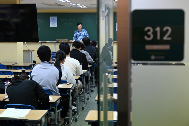 지난 4일 오전 서울 양천구 목동종로학원에서 열린 2025학년도 대학수학능력시험 평가원 6월 모의고사에서 수험생들이 시험 시작을 기다리고 있다. 연합뉴스