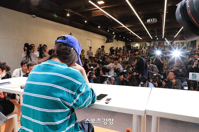 경영권 탈취 의혹을 받고 있는 하이브 산하 레이블 어도어의 민희진 대표가 4월 25일 서울 강남 한국컨퍼런스센터에서 관련 사안에 대해 기자회견을 하고 있다. 이준헌 기자