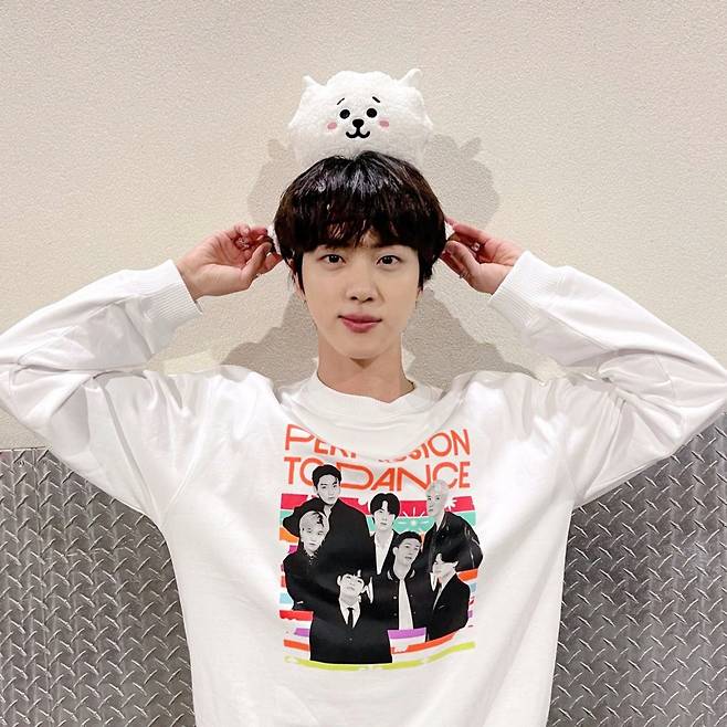 '전역 D-3' 방탄소년단 진의 알제이, 광화문에 우뚝!..K푸드 대표 캐릭터