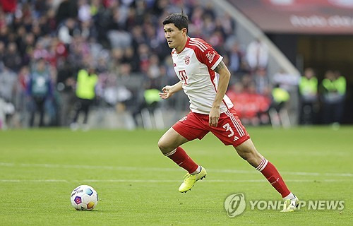 김민재는 다음 시즌에도 바이에른 뮌헨에서 뛸 수 있을 것으로 보인다. 최근 들어 이탈리아 세리에A 클럽들과 이적설이 불거지는 등 뮌헨을 떠날 조짐을 보였던 김민재지만, 뮌헨에 새로 부임한 뱅상 콤파니 감독의 살생부에서 제외되면서 다음 시즌 뮌헨에서 콤파니 감독의 지도를 받을 전망이다. 독일 스카이 스포츠 소속이자 뮌헨 내부 소식에 정통한 플로리안 플레텐베르크에 따르면 최근 공개된 콤파니 감독의 살생부에 6명의 선수들이 포함됐지만, 김민재는 이 명단에서 제외됐다. 사진 연합뉴스