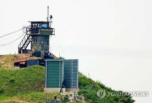 북한 추가 도발에 달린 대북 확성기 방송 재개     (파주=연합뉴스) 김도훈 기자 = 정부의 9·19 군사합의 효력정지 결정으로 대북 확성기 방송 재개는 물론 군사분계선 일대의 군사 훈련이 가능해진 가운데 7일 경기도 파주 접경 지역에 기존 대북 방송 확성기가 있었던 군사 시설물이 여전히 자리를 지키고 있다. 해당 시설물 안에 확성기가 설치됐는지는 확인되지 않았다. 2024.6.7    
    superdoo82@yna.co.kr
(끝)