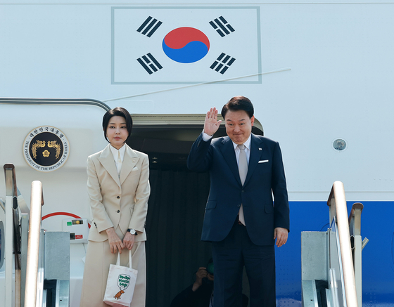 윤석열 대통령과 부인 김건희 여사가 10일 경기 성남 서울공항에서 투르크메니스탄, 우즈베키스탄, 카자흐스탄 등 중앙아시아 3개국 방문차 출국하며 전용기인 공군 1호기에 올라 인사하고 있다. 〈사진=연합뉴스〉