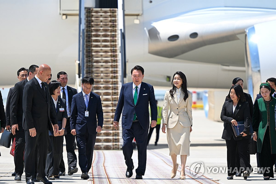 윤석열 대통령과 김건희 여사가 10일 오후(현지시간) 투르크메니스탄 아시가바트 공항에 도착해 공항을 빠져나가고 있다.