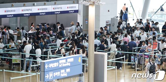 인천국제공항 제1여객터미널 출국장이 이용객들로 붐비는 모습. /뉴스1DB ⓒ News1 김도우 기자