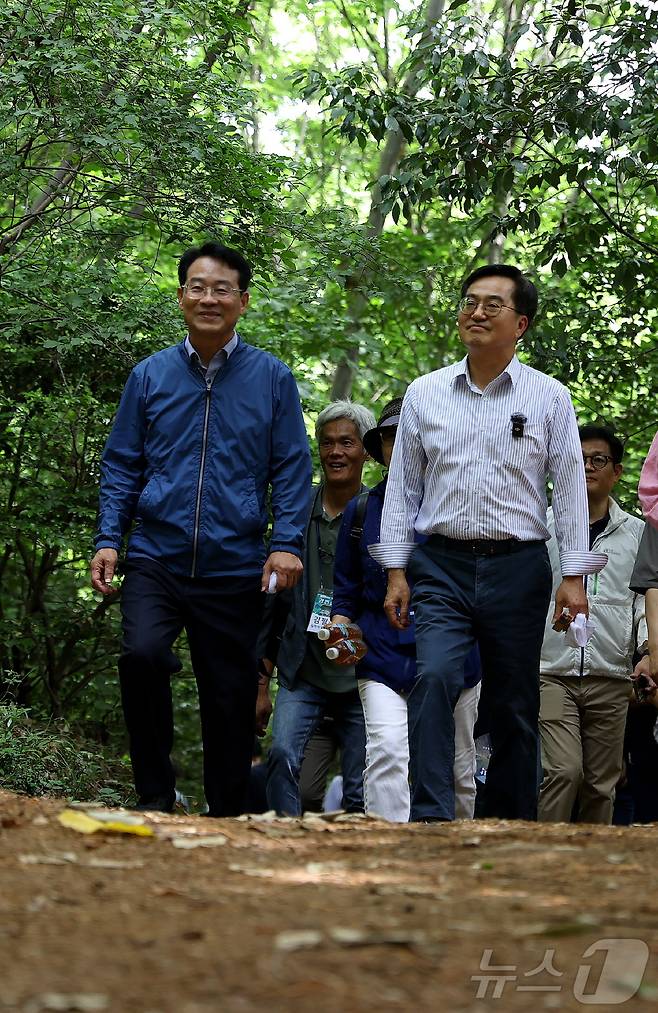 강진원 강진군수(왼쪽)와 김동연 경기지사가 10일 오전 강진 도암면 만덕산 자락 백련사에서 다산초당으로 넘어가는 '사색의 길'을 걷고 있다.(강진군 제공)2024.6.10/뉴스1