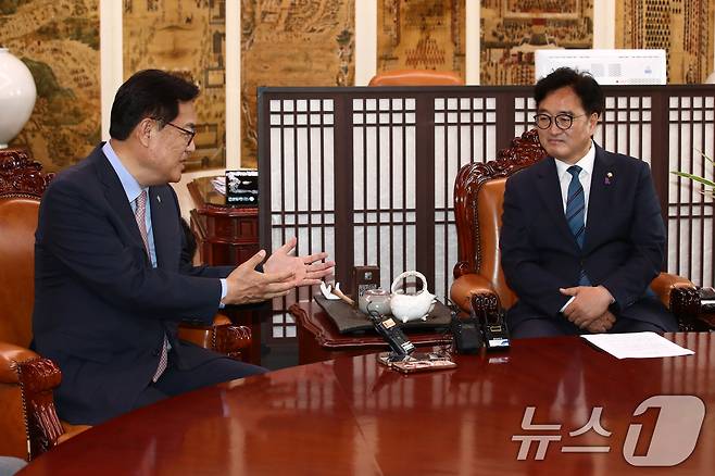 정진석 대통령비서실장(왼쪽)이 10일 오전 서울 여의도 국회를 찾아 우원식 국회의장을 예방, 대화하고 있다. 2024.6.10/뉴스1 ⓒ News1 이광호 기자