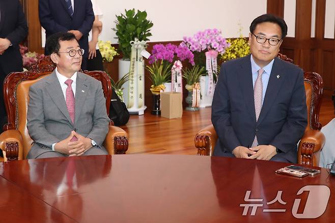 정진석 대통령비서실장(오른쪽)과 홍철호 정무수석이 10일 오전 서울 여의도 국회에서 우원식 국회의장을 예방해 발언을 듣고 있다. 2024.6.10/뉴스1 ⓒ News1 이광호 기자