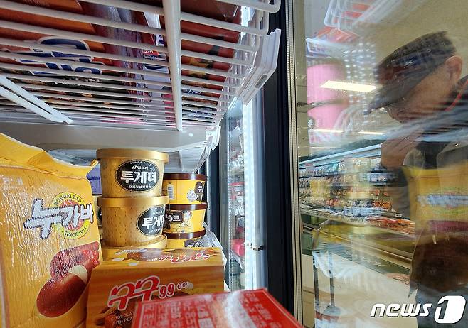 6일 오후 서울에 위치한 마트를 찾은 시민이 진열된 아이스크림을 바라보고 있다. 최근 우유 가격 인상에 이어 빙그레와 해태 등 아이스크림 업체도 제품 가격을 인상에 나서면서 밀크플레이션 우려가 현실화 되고 있다. 2023.10.6/뉴스1 ⓒ News1 장수영 기자