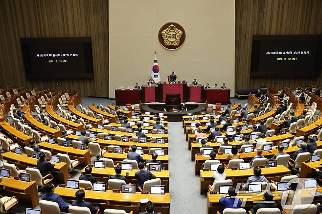 여야가 22대 국회 원 구성을 놓고 끝내 합의에 이르지 못한 10일 오후 서울 여의도 국회에서 국민의힘 불참 속에 상임위원장 선출을 위한 본회의가 열리고 있다. 2024.6.10/뉴스1 ⓒ News1 안은나 기자