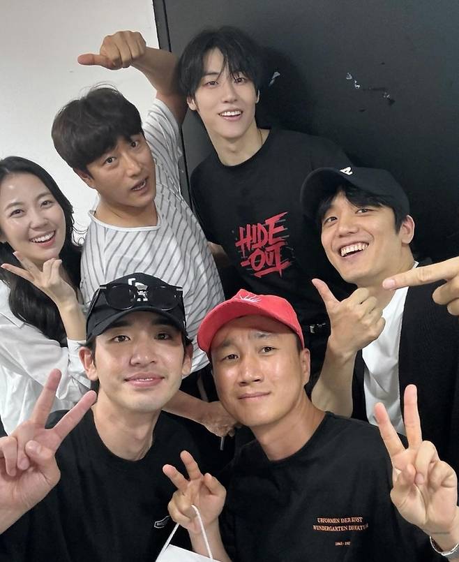 9일 엔플라잉 이승협(뒷줄에서 세번째)의 콘서트에 tvN ‘선재 업고 튀어’ 이시은 작가, 윤종호 감독, 허형규, 김태엽 감독, 송지호(뒷줄 왼쪽부터 시계방향으로)가 참석했다. 사진 | 이승협 채널