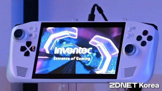 인벤텍이 제조한 루나레이크 기반 휴대용 게임PC. (사진=지디넷코리아)
