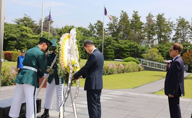 김동일 부산지방국세청장인 유엔기념묘지에 참배하고 있다.