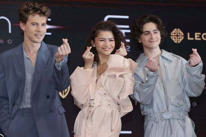 서울 영등포구 콘래드호텔에서 열린 영화 '듄: 파트2' 내한 기자간담회에서 배우들이 손가락 하트 포즈를 취하고 있다. 왼쪽부터 오스틴 버틀러, 젠데이아, 티모테 샬라메. [이미지출처=연합뉴스]