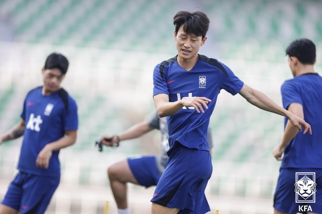 9일 현장의 대한축구협회(KFA) 관계자는 국가대표팀 스쿼드 현황을 전했다. 9일 훈련엔 23인 스쿼드 중 21인이 참여했는데 최전방 공격수 오세훈과 수비형 미드필더 정우영이 빠졌다. 오세훈은 왼쪽 허벅지, 정우영은 왼쪽 발목에 불편한 감이 있어서다. 하지만 큰 부상은 아니다. KFA 관계자는 "불편함이 있어서 실내 훈련을 할 뿐, 경기에 못 뛸 정도가 아니다. 뛰려고 호텔에서 실내 체크를 하는 것이다"라고 상황을 설명했다. 즉, 중국전에 완전체의 한국이 나서기 위한 대비라는 뜻이었다.