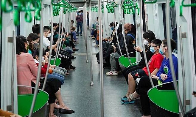 베트남 하노이 지하철 1호선에 탑승한 승객들. 승객의 92%가 '출퇴근과 통학용으로 지하철에 탑승한다'고 답했다. /VN익스프레스