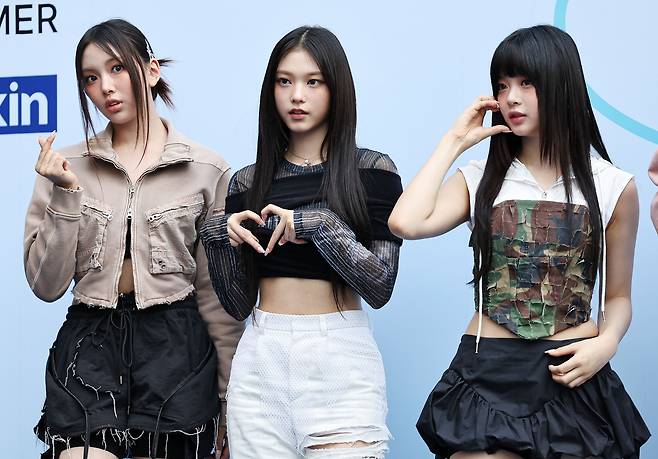그룹 뉴진스 혜인(왼쪽부터), 해린, 하니가 각각 다른 손하트 포즈를 취하고 있다. /뉴스1