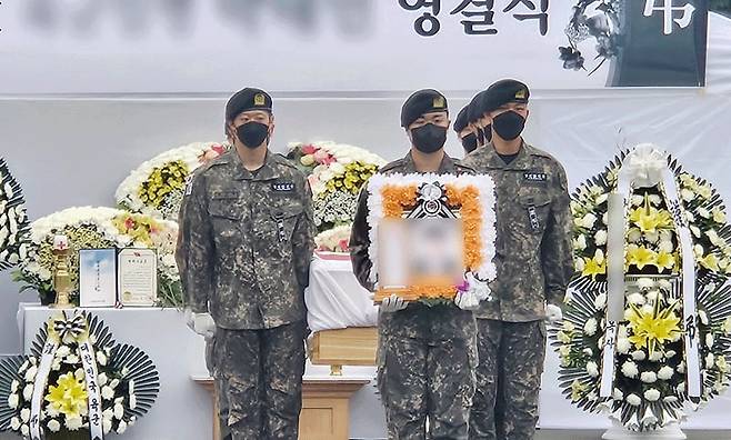 지난 5월 30일 전남 나주시 한 장례식장 야외 공간에서 육군 12사단 훈련병에 대한 영결식이 열리고 있다. /연합뉴스