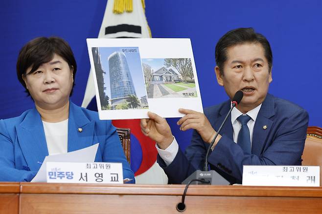 정청래 더불어민주당 최고위원이 7일 서울 여의도 국회에서 열린 최고위원회의에서 우드사이드, 액트지오 본사 건물 사진을 들고 '영일만 석유' 관련 발언을 하고 있다. 국민의힘은 민주당이 재뿌리기에 바쁘다며 반격에 나섰다./뉴스1