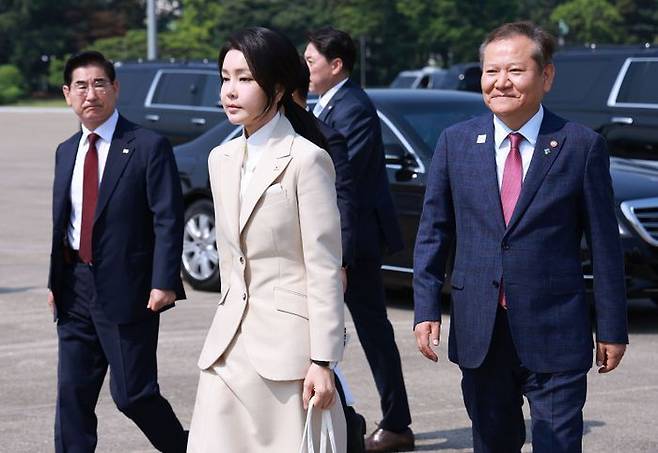 윤석열 대통령의 부인 김건희 여사가 투르크메니스탄·우즈베키스탄·카자흐스탄 등 중앙아시아 3개국 순방을 위해 10일 경기 성남 서울공항에 도착해 전용기인 공군 1호기로 향하고 있다. ⓒ연합뉴스